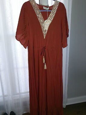 RUSTTYDUSTTY NWT Short Slve Lace V-Neck Cinched Waist One Tier Rust Maxi Dress S
